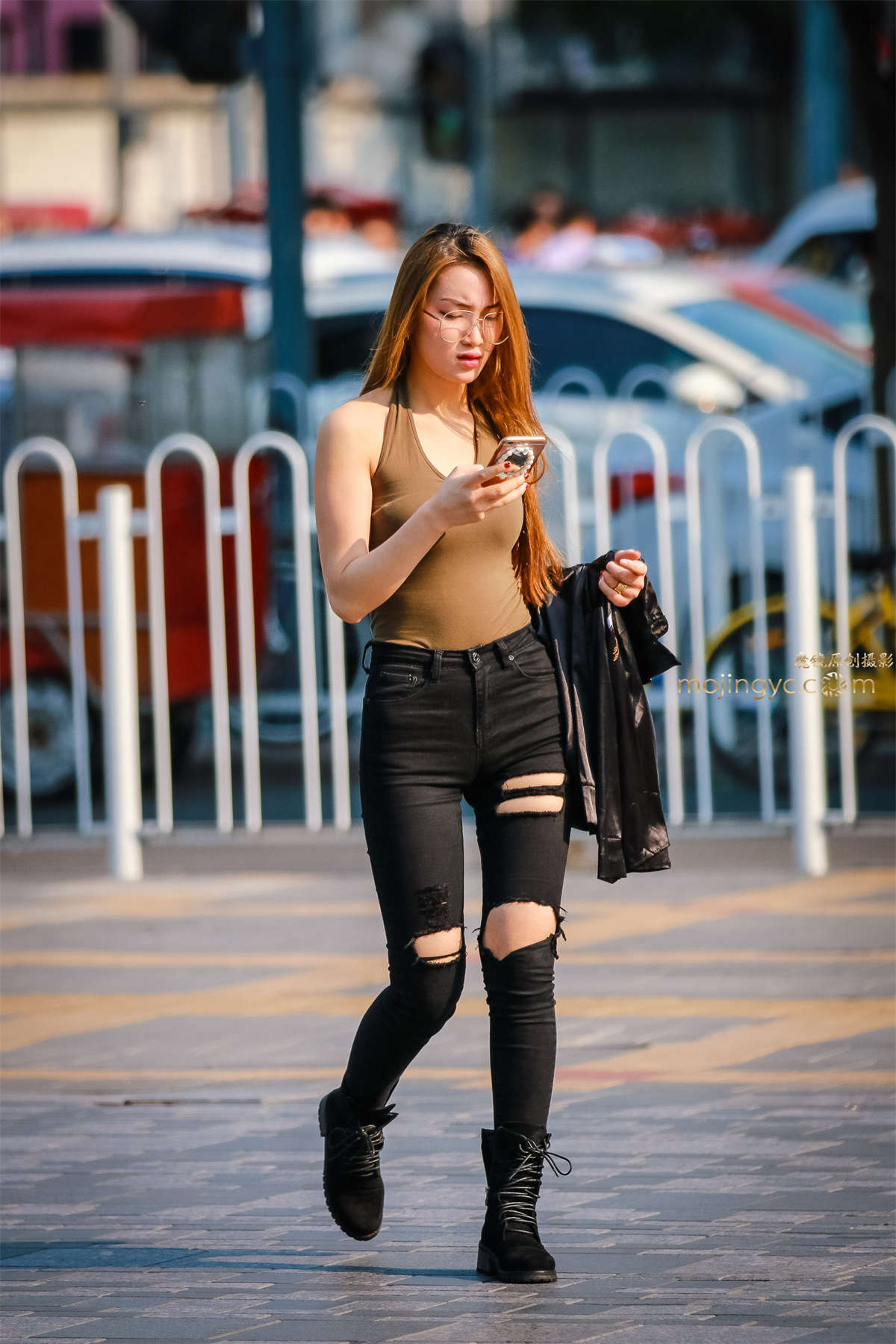 金发紧身翘臀美眉-日更街拍