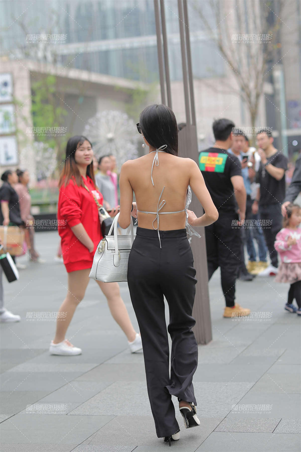 图片[2]-摩登时尚的美背小姐姐-日更街拍