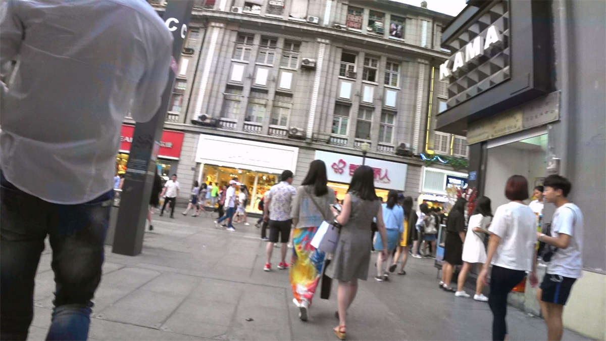 图片[2]-地铁站跟拍黑色超短裙高跟美腿长发妹子-日更街拍