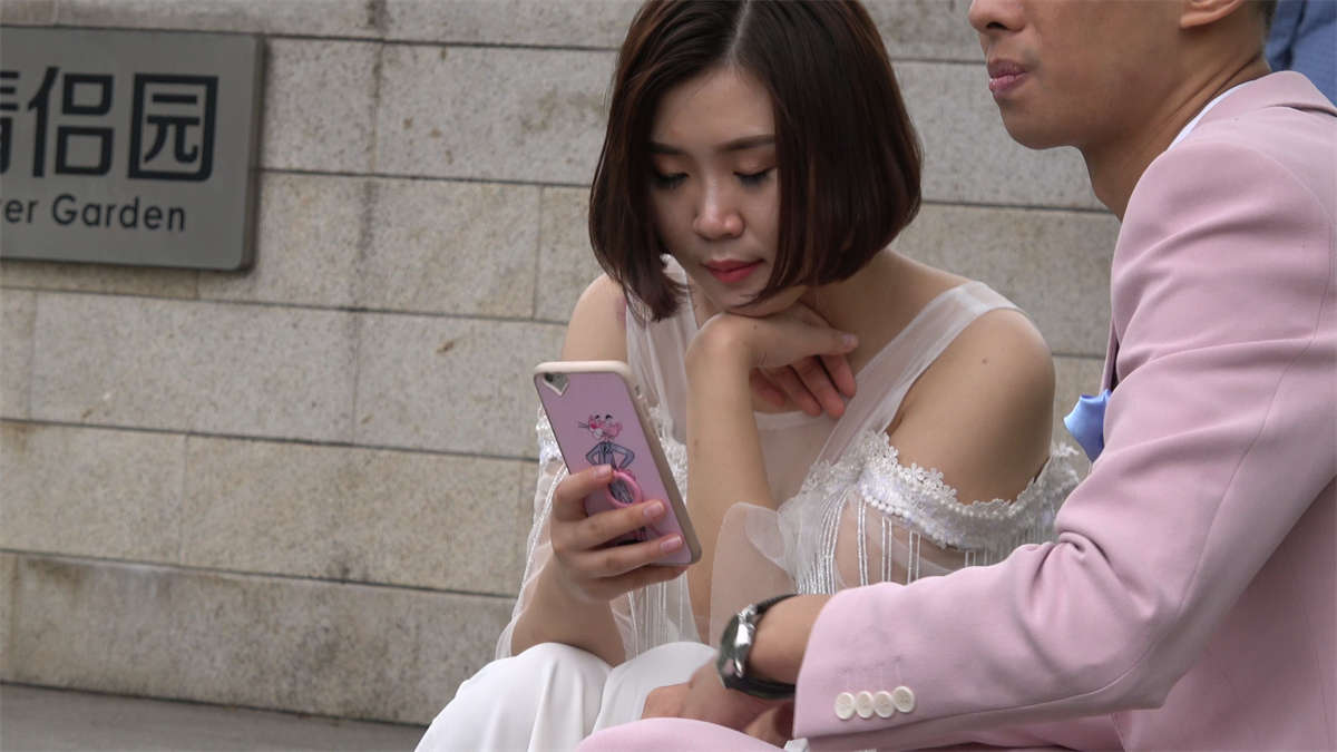 粉色人字图洁白婚纱漂亮新娘插图1