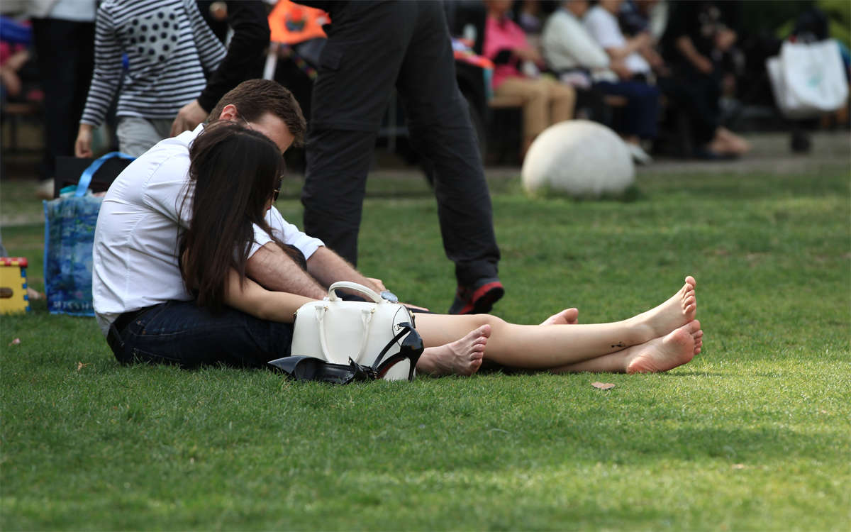 图片[2]-踏青公园街拍系列No.756 携老外男友出场的东方女孩，姿势自然奔放那是必须的 第2套-日更街拍