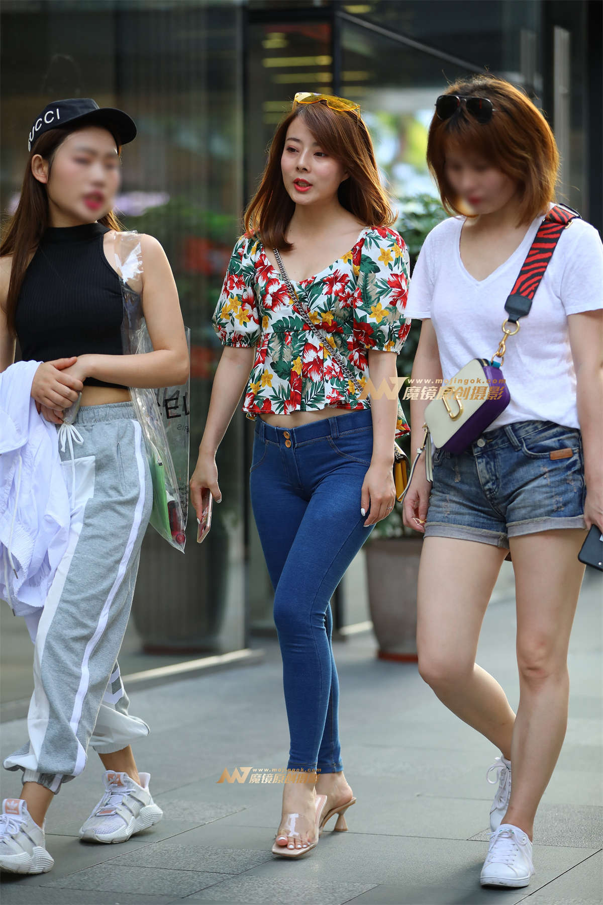 【视觉冲击赛帖】对不起，我又遇到蜜桃裤美女了-日更街拍