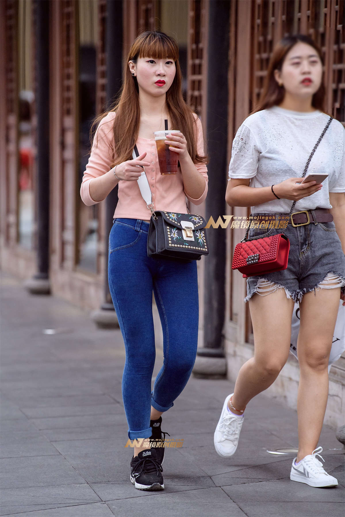 【久久赛帖】美女紧身蜜桃提臀裤-日更街拍