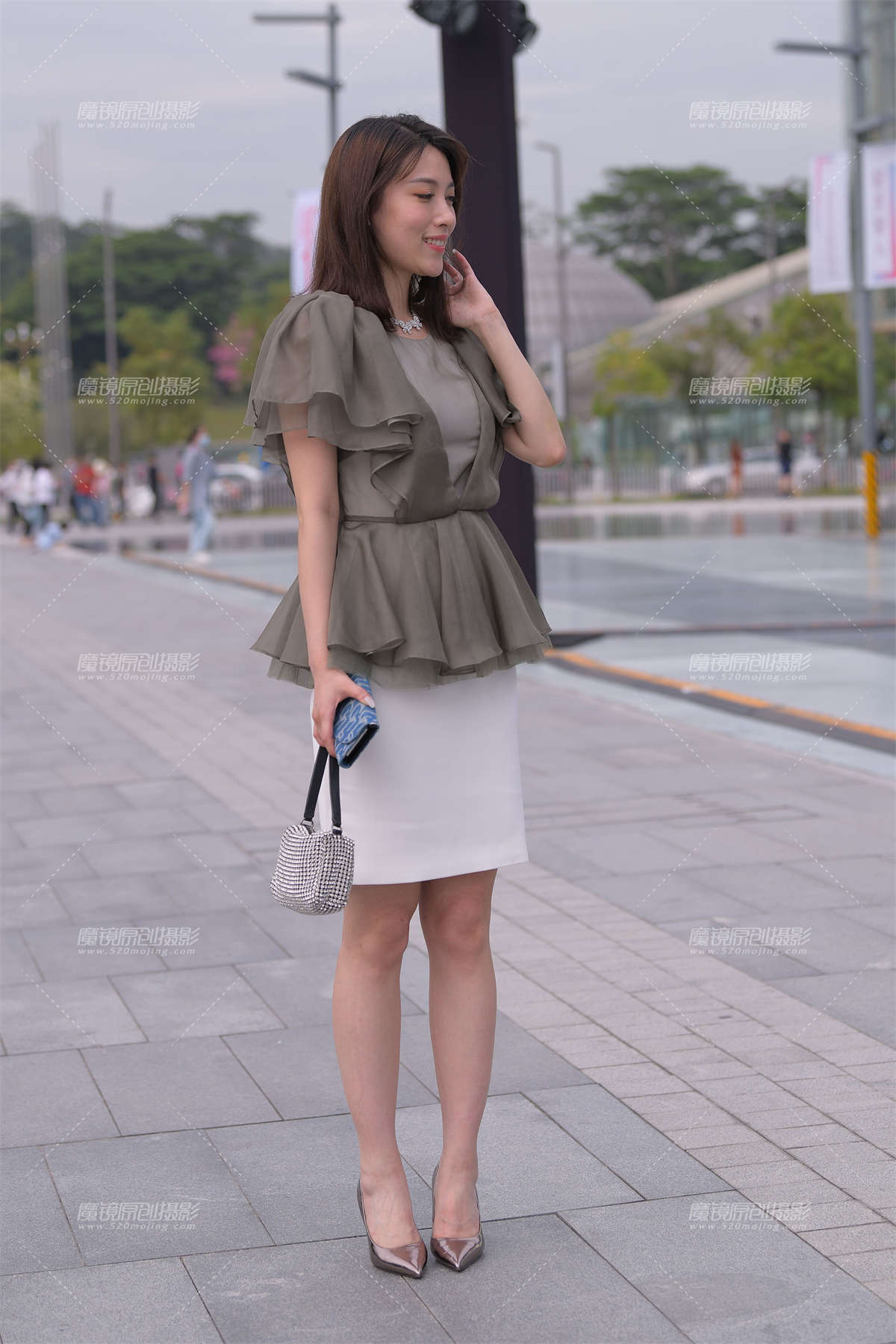 美腿美足的高层女主管-日更街拍