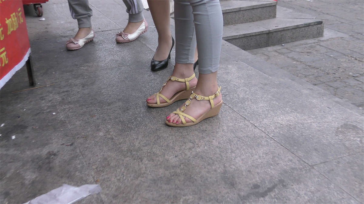 图片[2]-学校旁买小吃的高颜值学妹-日更街拍