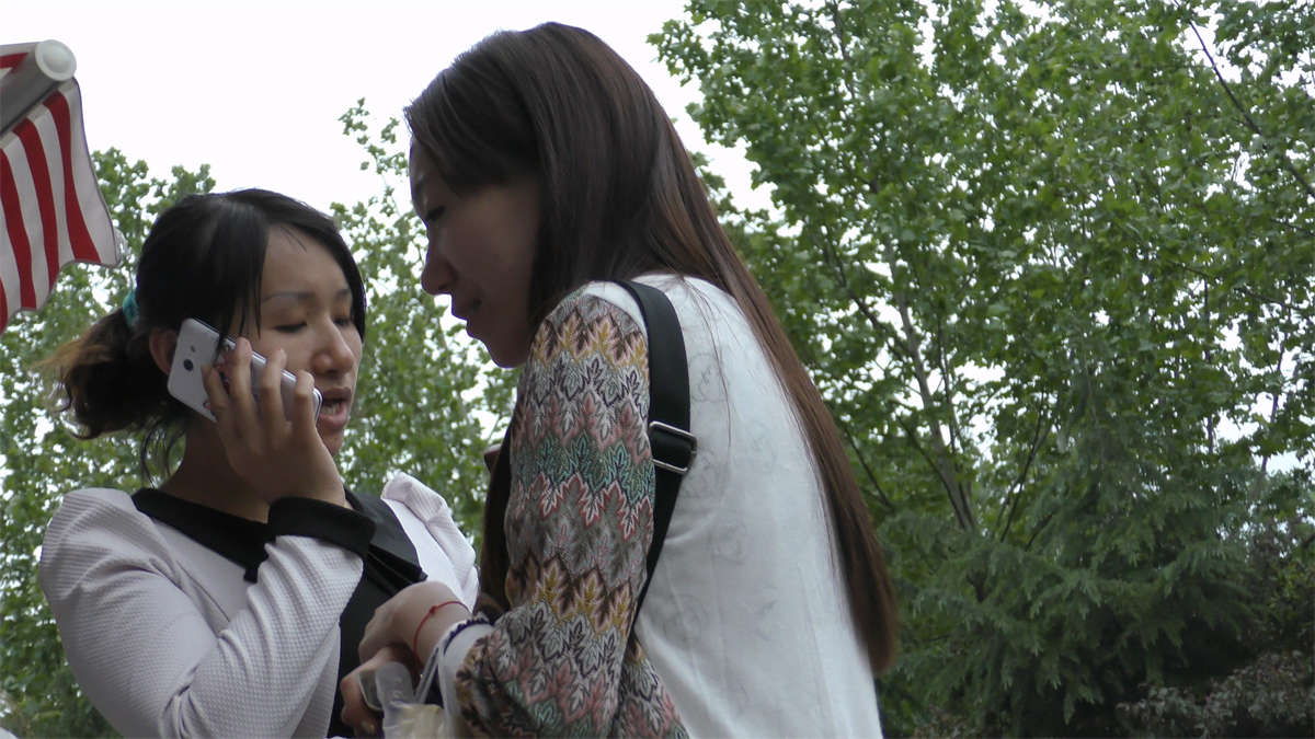 学校旁买小吃的高颜值学妹-日更街拍
