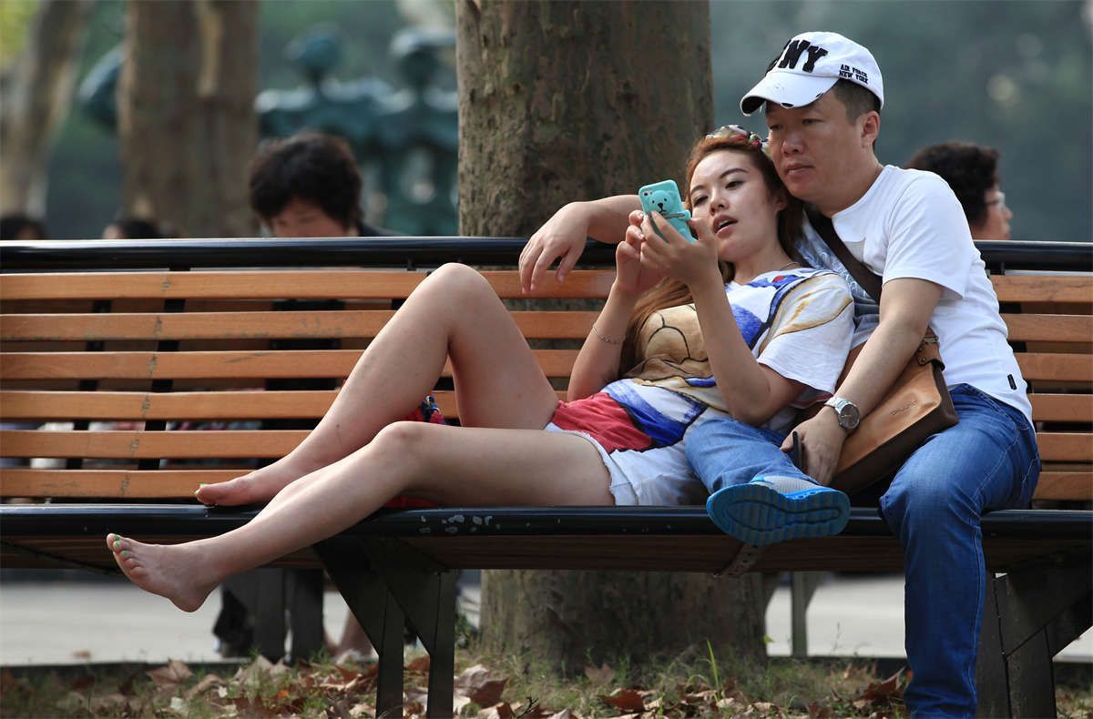 图片[2]-踏青公园街拍系列No.913 长椅上小鸟依人的女孩-日更街拍