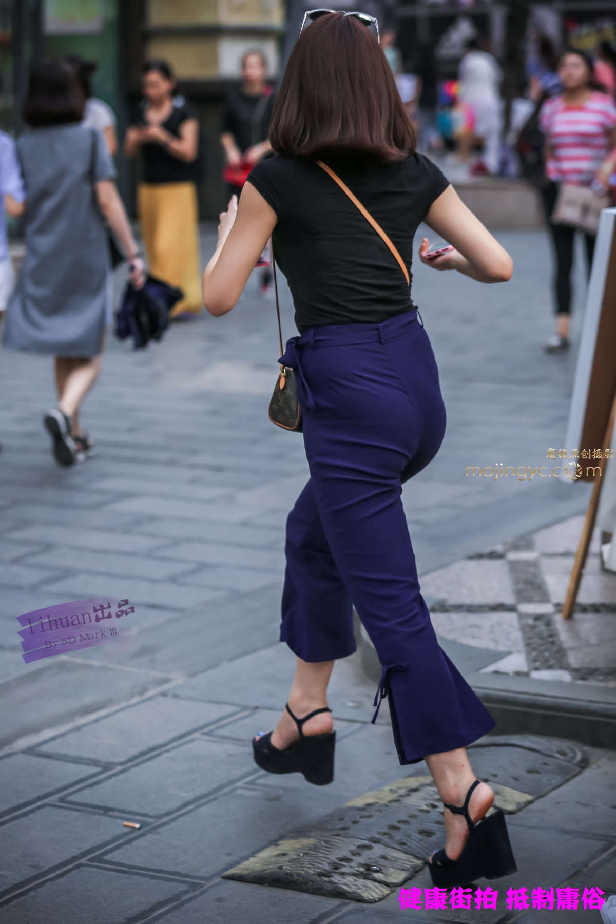 李欢原创-黑T紫裤，丰腴少妇（19P）-日更街拍