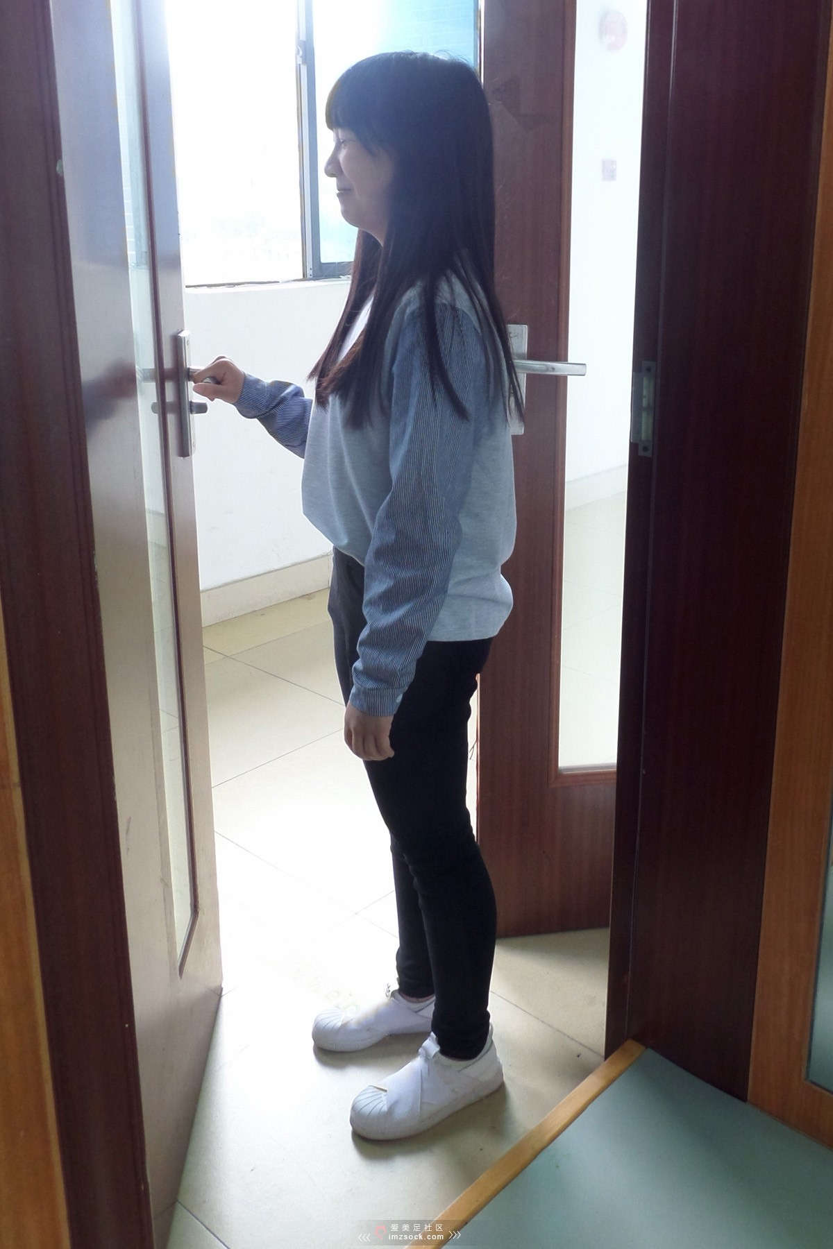 图片[2]-MZSOCK-2018 No.108 瑜伽美女小梓 adidas帆布鞋_Nike板鞋 蓝色短棉袜 ！-日更街拍