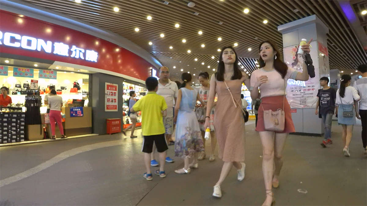 图片[2]-跟拍高跟白腿粉色超短裙性感漂亮美女-日更街拍