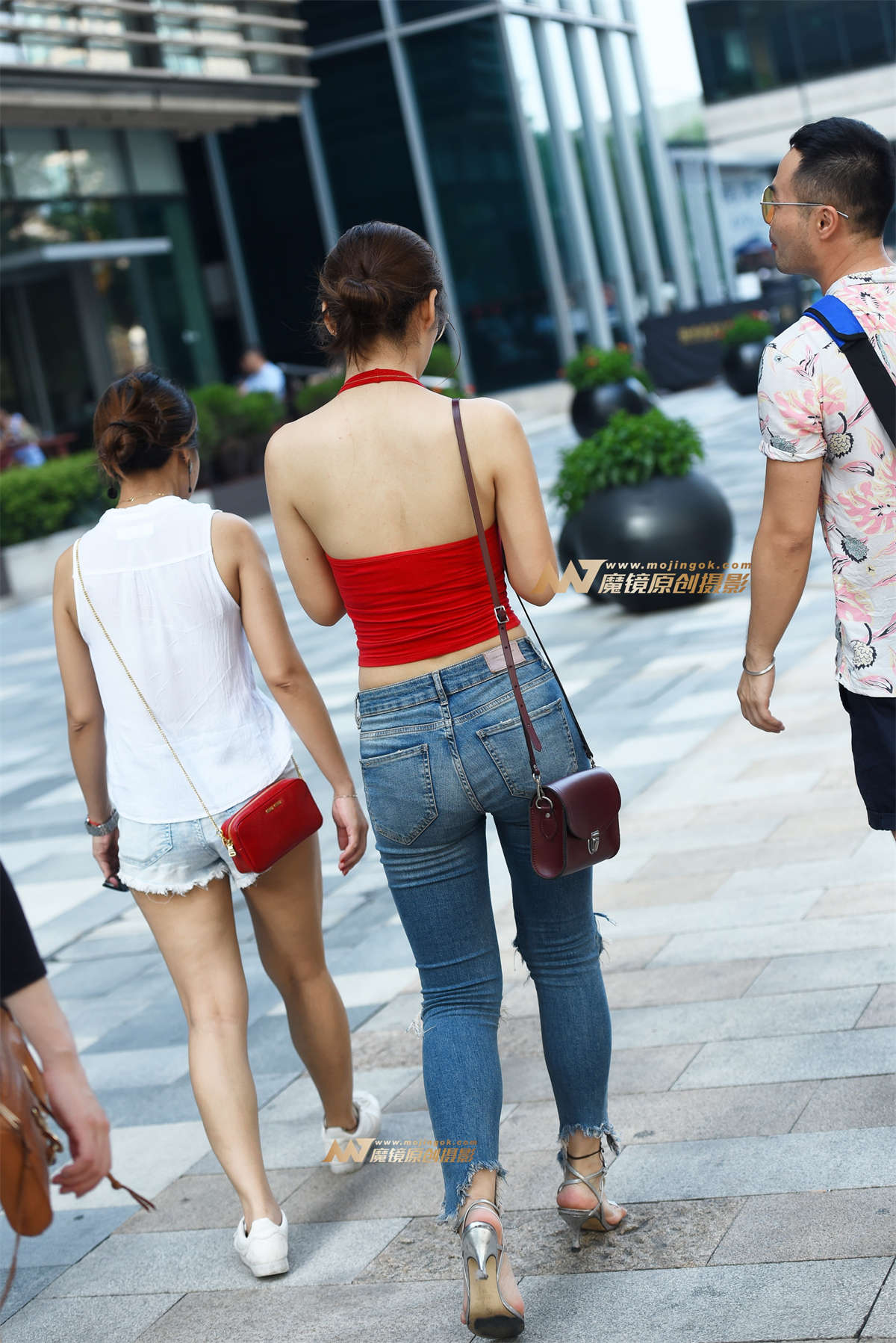 图片[2]-【咔喳赛贴】在拍照的红衣牛仔-日更街拍