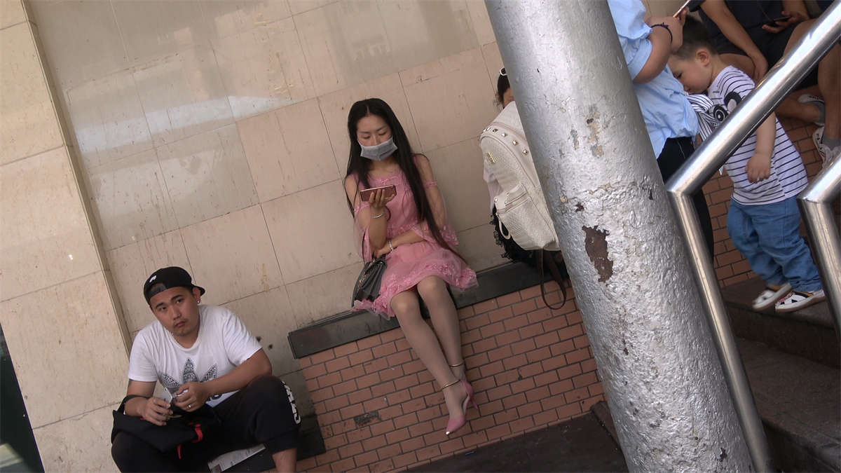 粉色长裙高跟肉丝妹子插图1