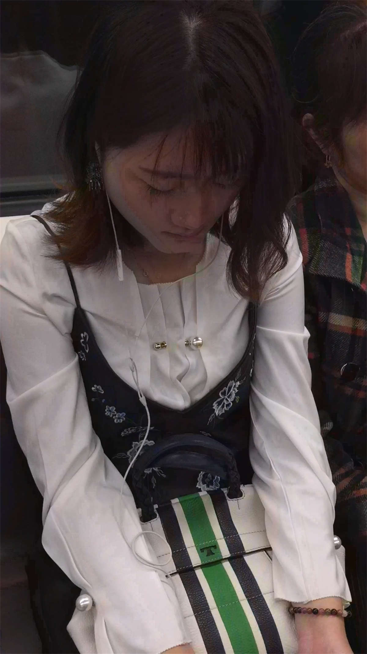 图片[2]-地铁上的黑丝袜美女睡着了-日更街拍