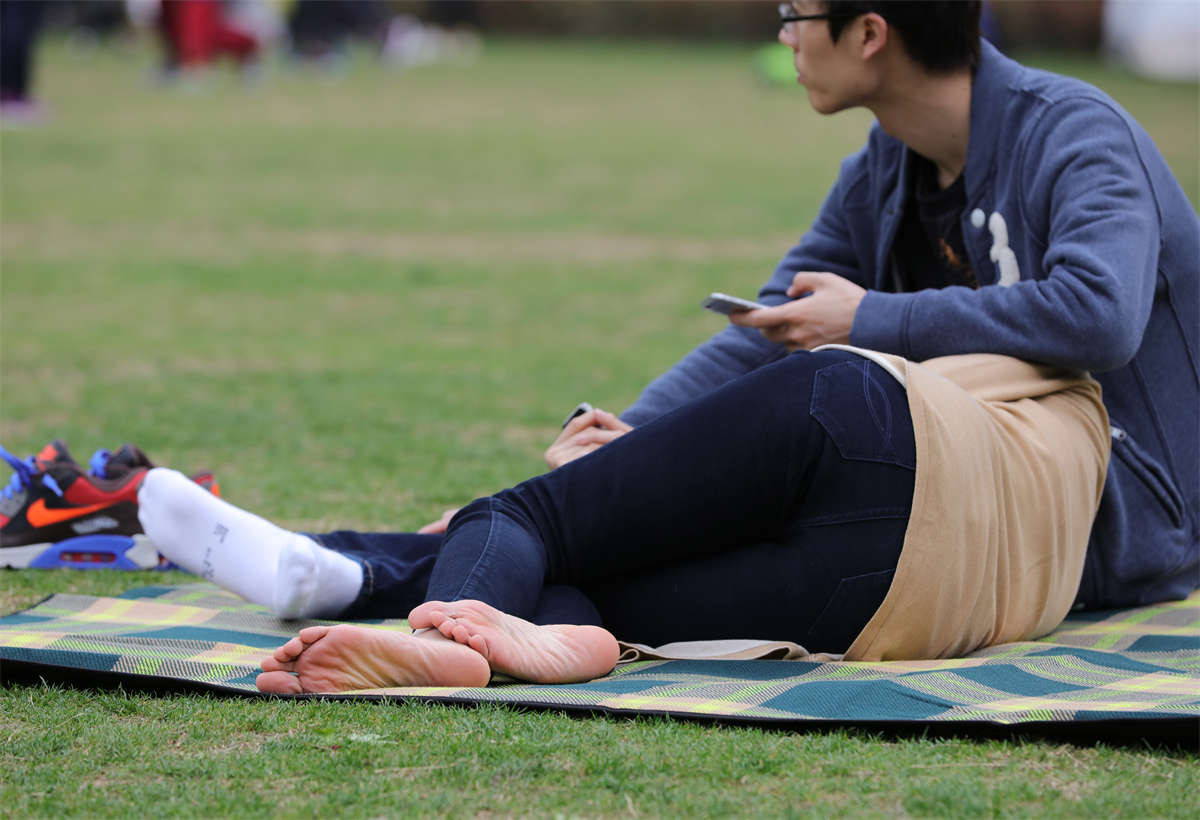 图片[2]-踏青公园街拍系列No.757 文静女孩侧躺男友怀中，露出一双秀气干净的纤细小脚 第1套-日更街拍