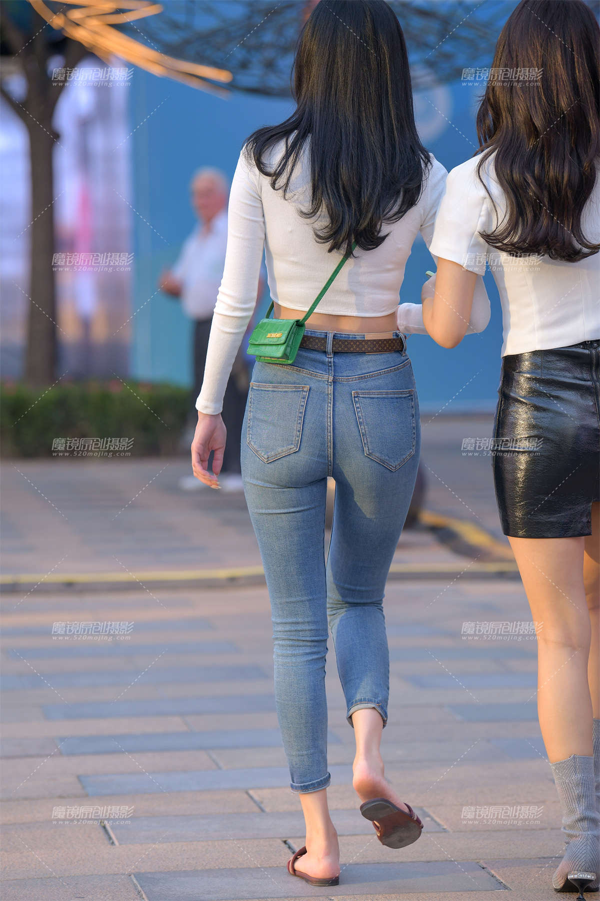 图片[2]-身材很好的紧牛美女-日更街拍