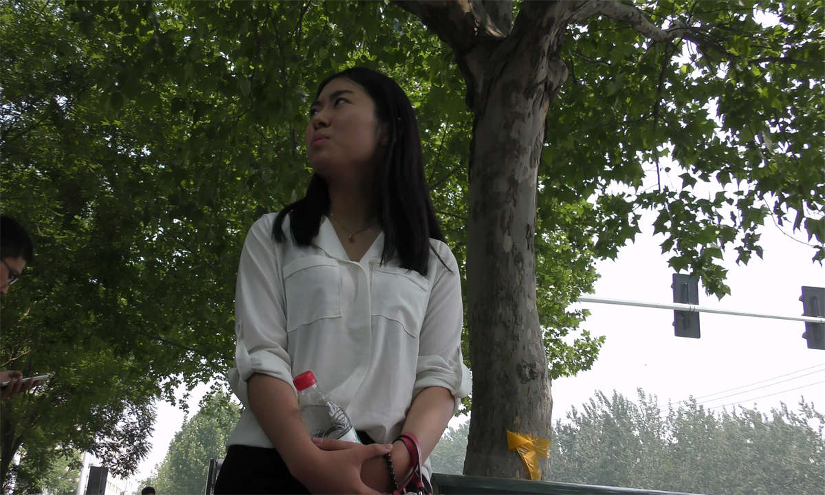 学妹超圆润白皙美足-日更街拍