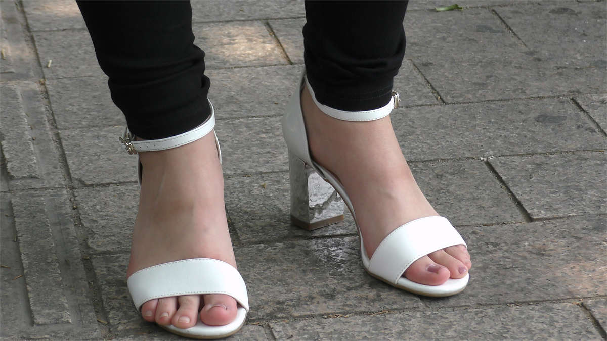 图片[2]-学妹超圆润白皙美足-日更街拍