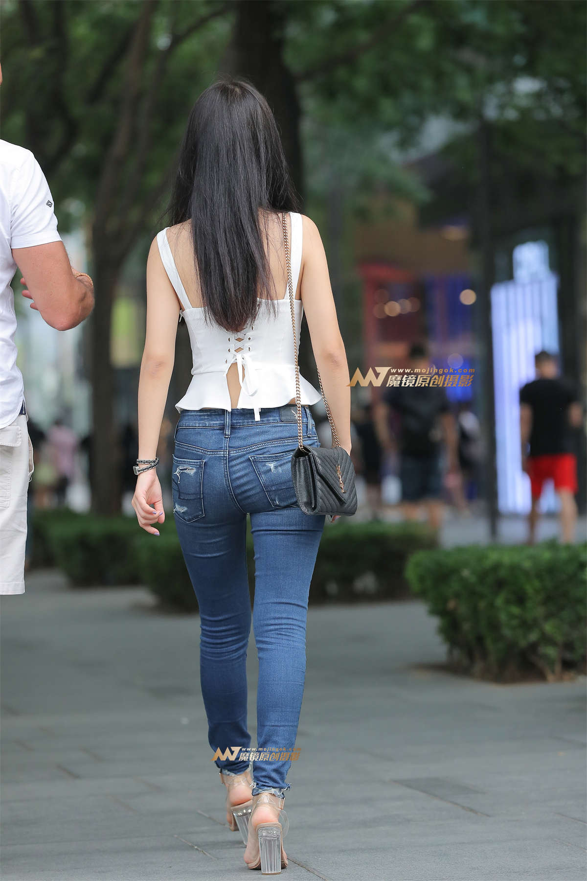 图片[2]-【街拍之魂赛帖】B75、走路特别会扭的少妇-日更街拍