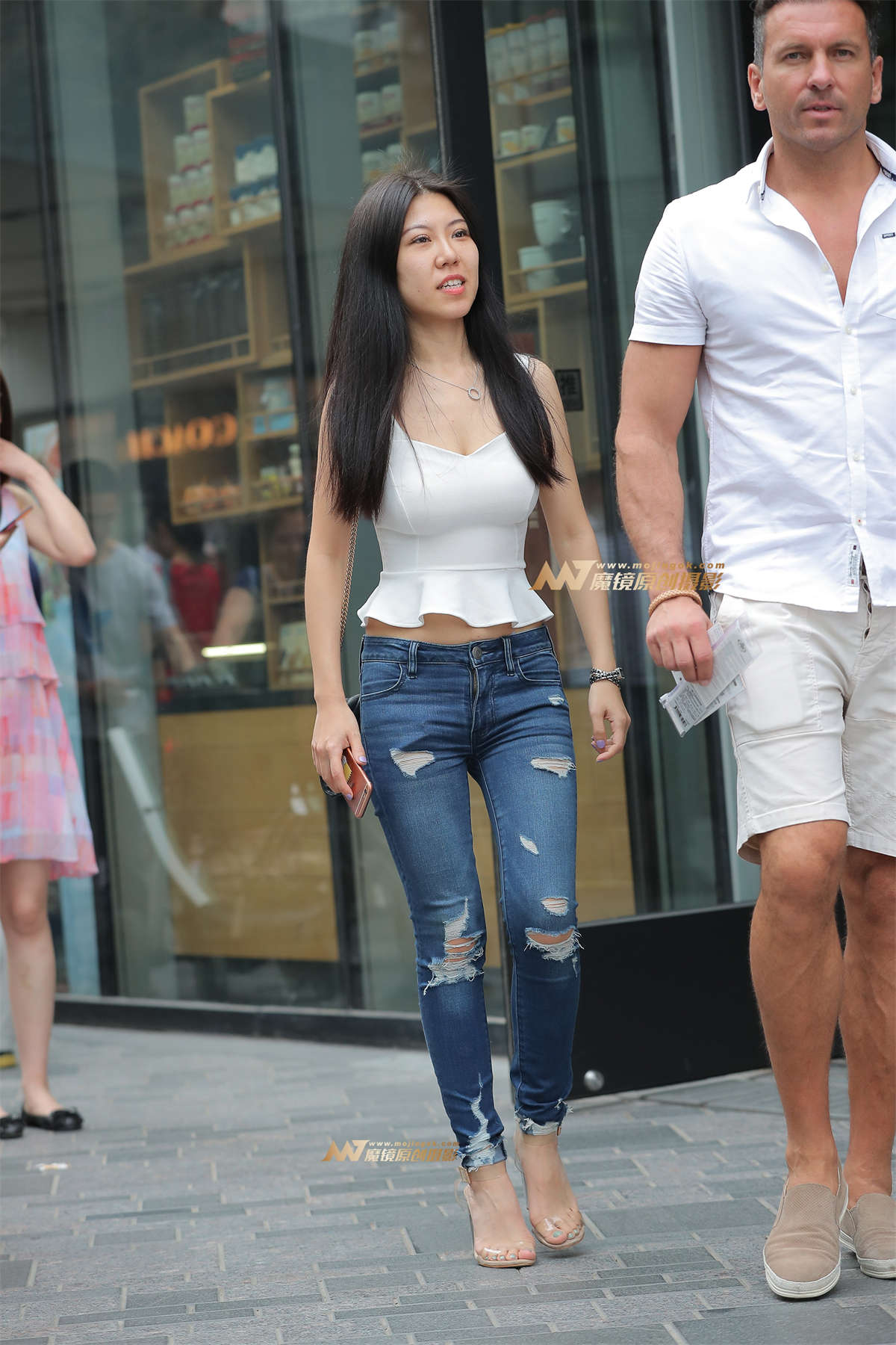 【街拍之魂赛帖】B75、走路特别会扭的少妇-日更街拍