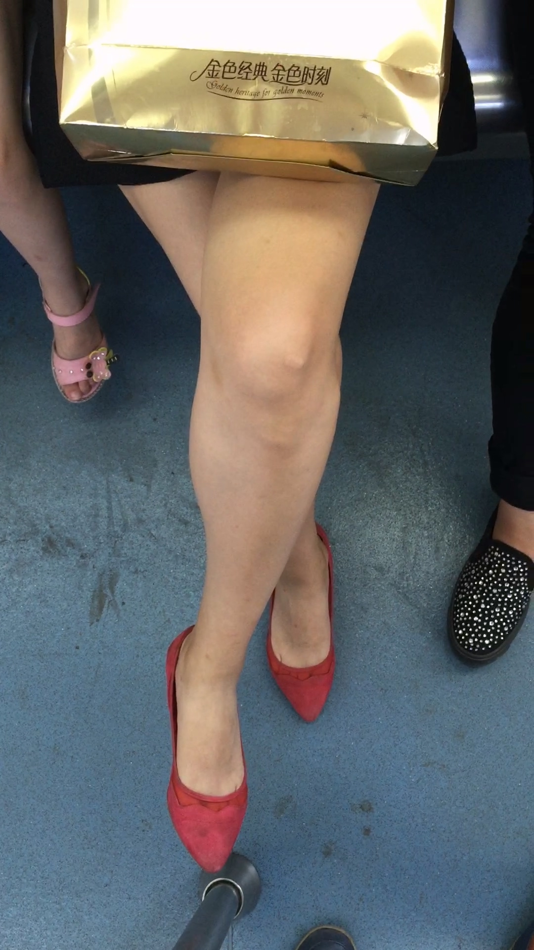 图片[2]-漂亮红高MM-日更街拍