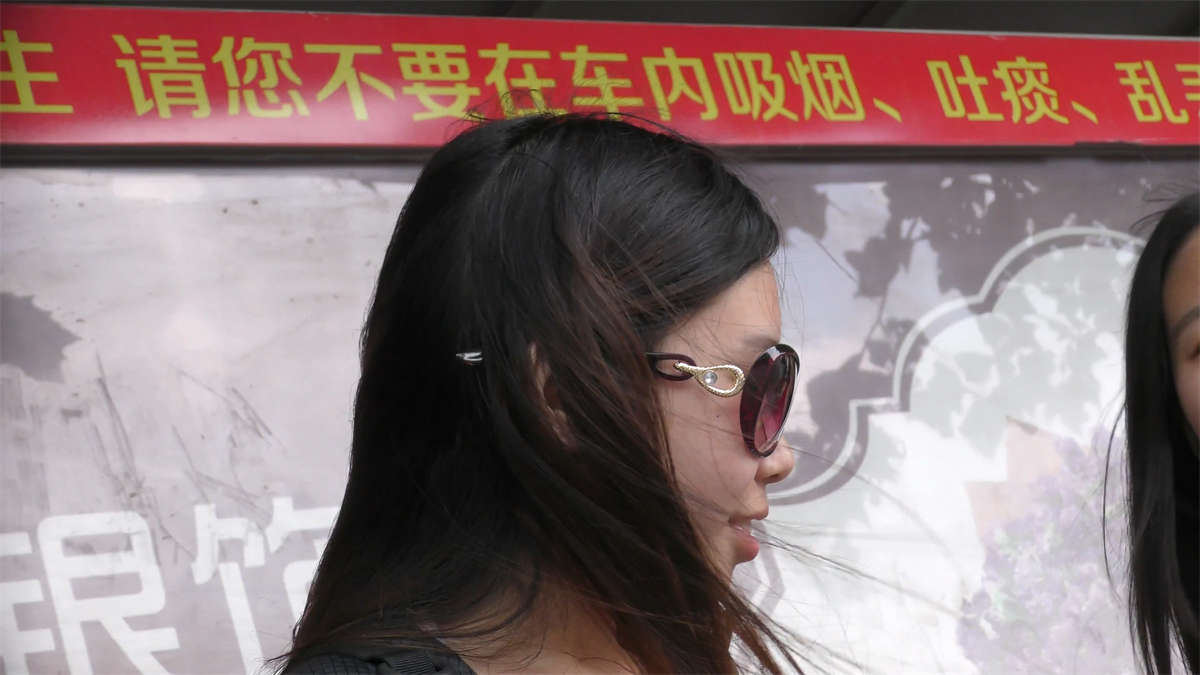 等车的大长腿热裤美眉-日更街拍