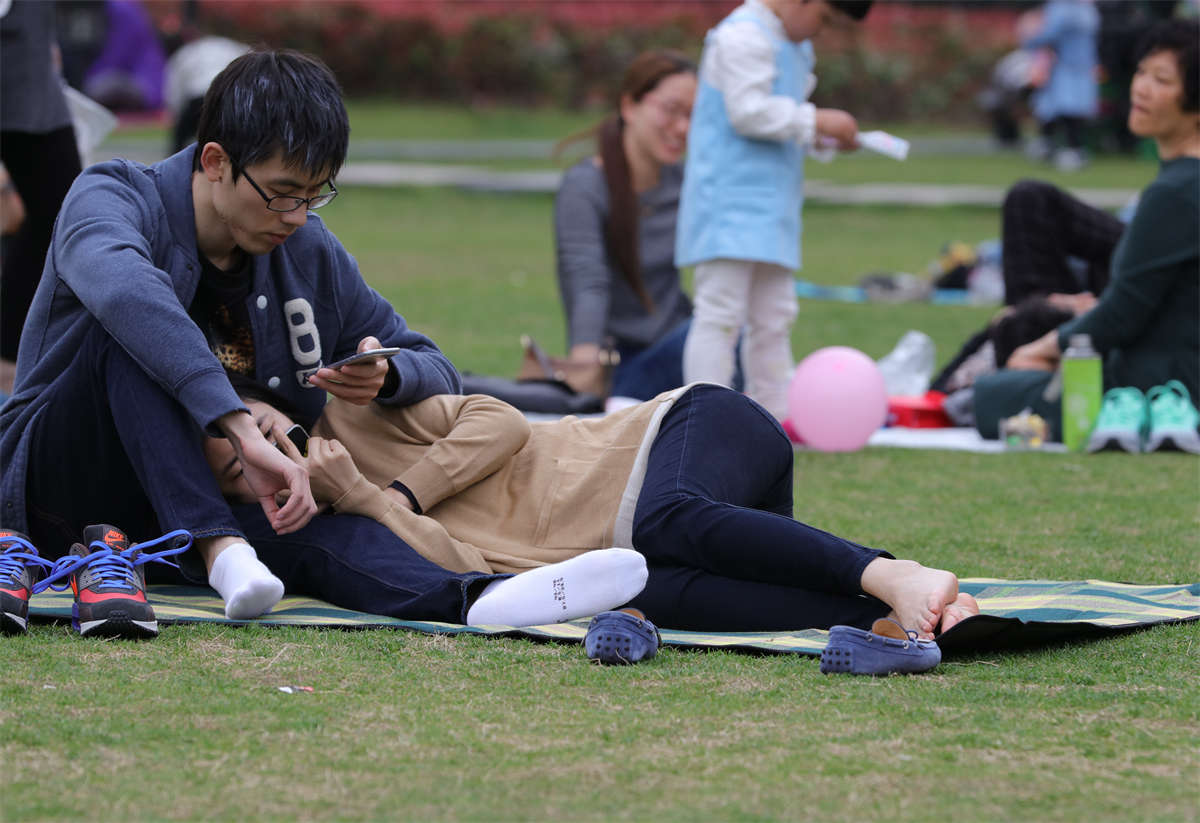 踏青公园街拍系列No.758 文静女孩侧躺男友怀中，露出一双秀气干净的纤细小脚 第2套-日更街拍