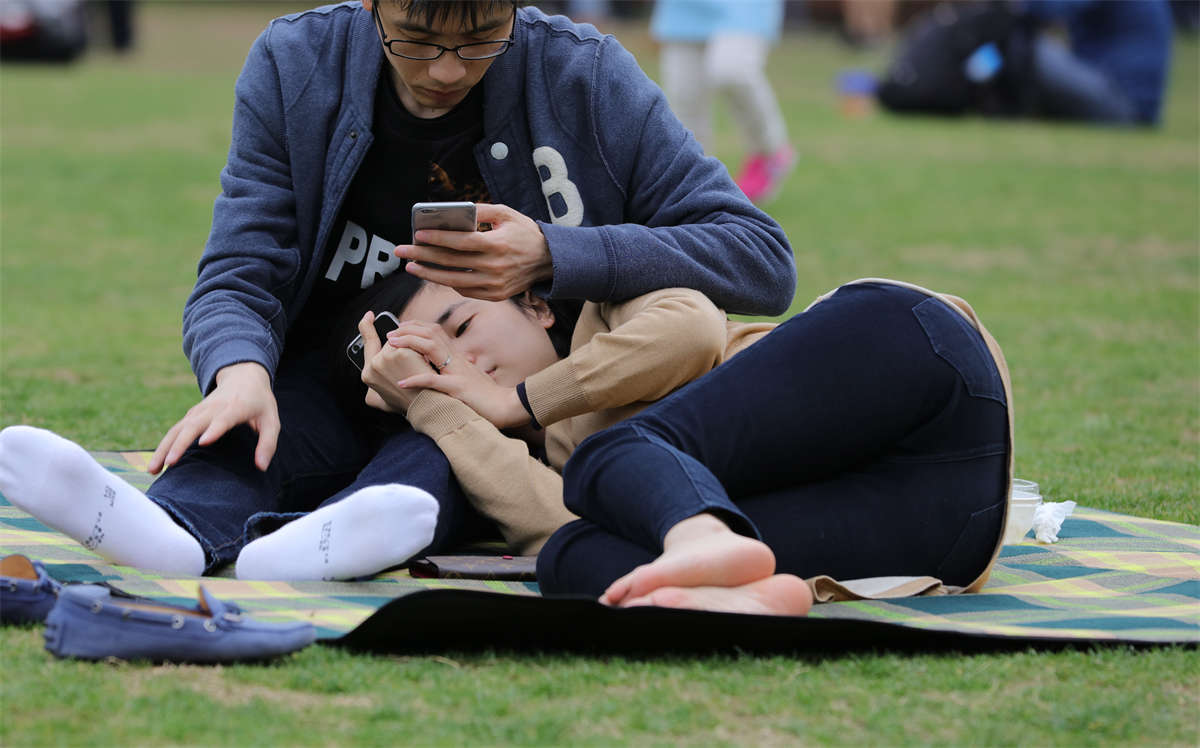 图片[2]-踏青公园街拍系列No.758 文静女孩侧躺男友怀中，露出一双秀气干净的纤细小脚 第2套-日更街拍