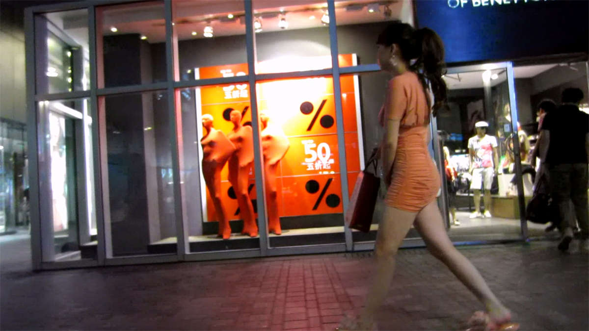 图片[2]-低胸百褶紧身连衣裙美眉-日更街拍