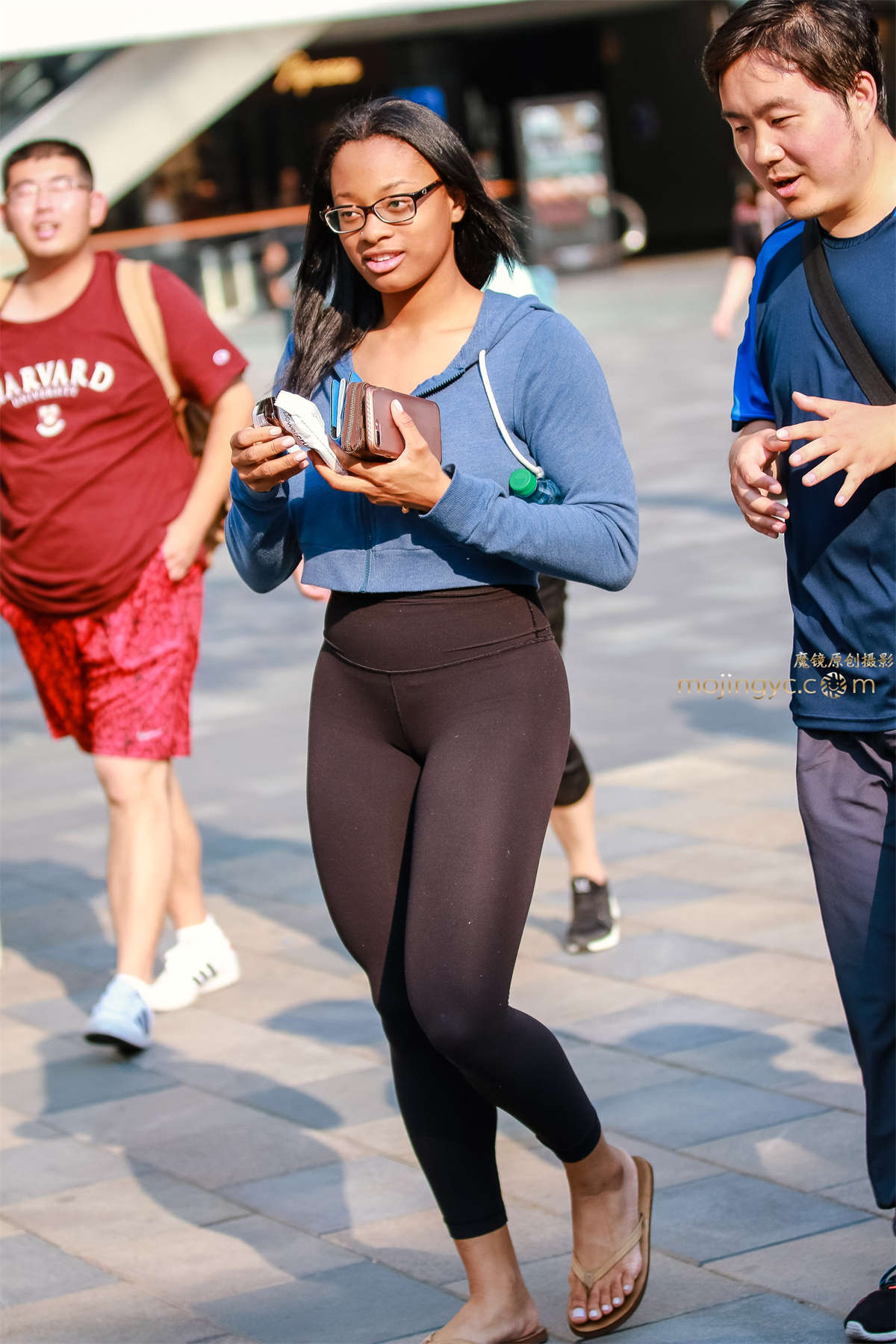 紧身丰满的下半身-日更街拍