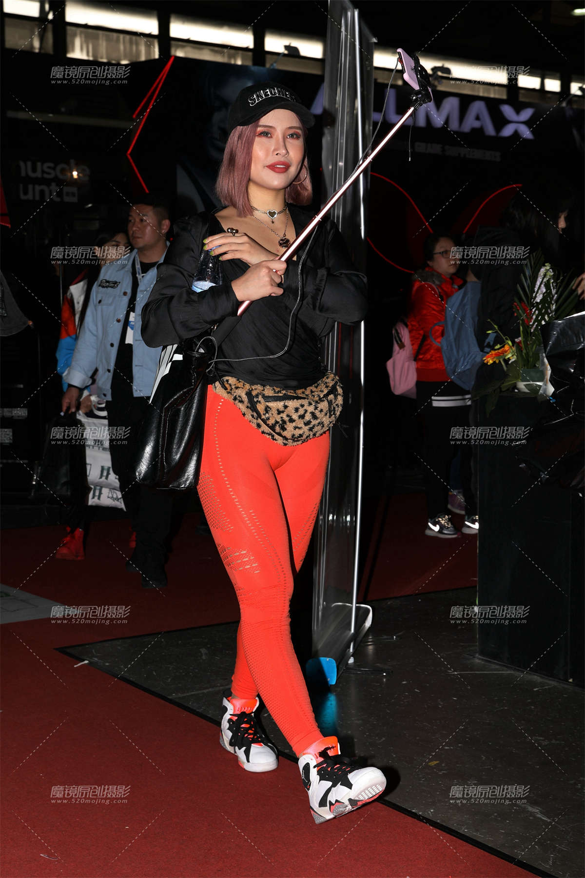 红色紧身裤美女-日更街拍