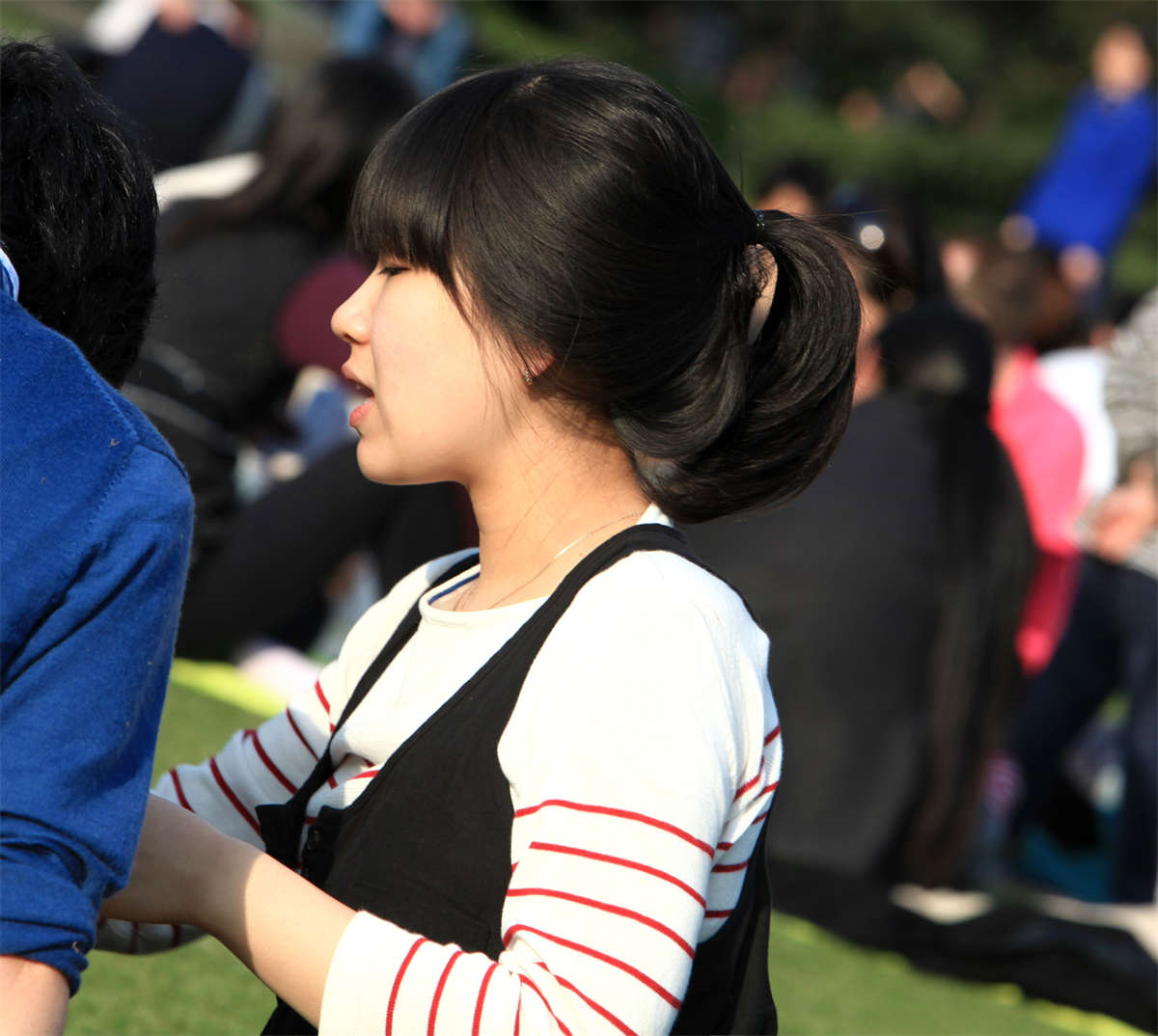 图片[2]-踏青公园街拍系列No.759 旁若无人的草地缠绕-日更街拍