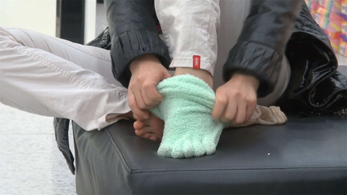 图片[2]-MM仔细示范如何穿上五趾棉袜-日更街拍