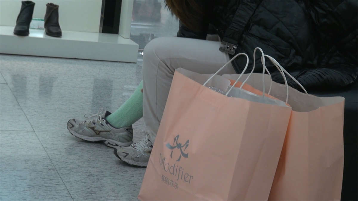 MM仔细示范如何穿上五趾棉袜-日更街拍