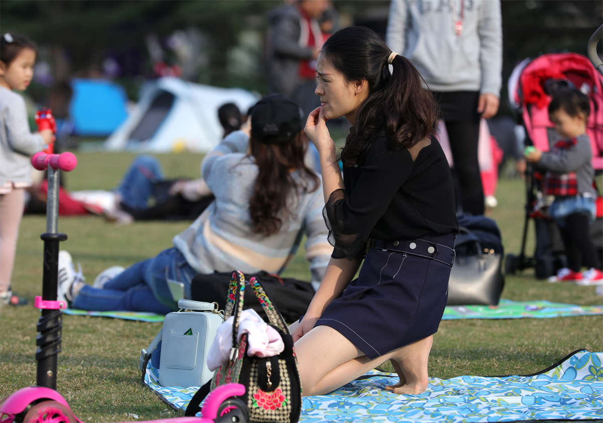 图片[2]-踏青公园街拍系列No.1691 青春美少妇牛仔短裙配长丝，活力健美性感 第2套-日更街拍