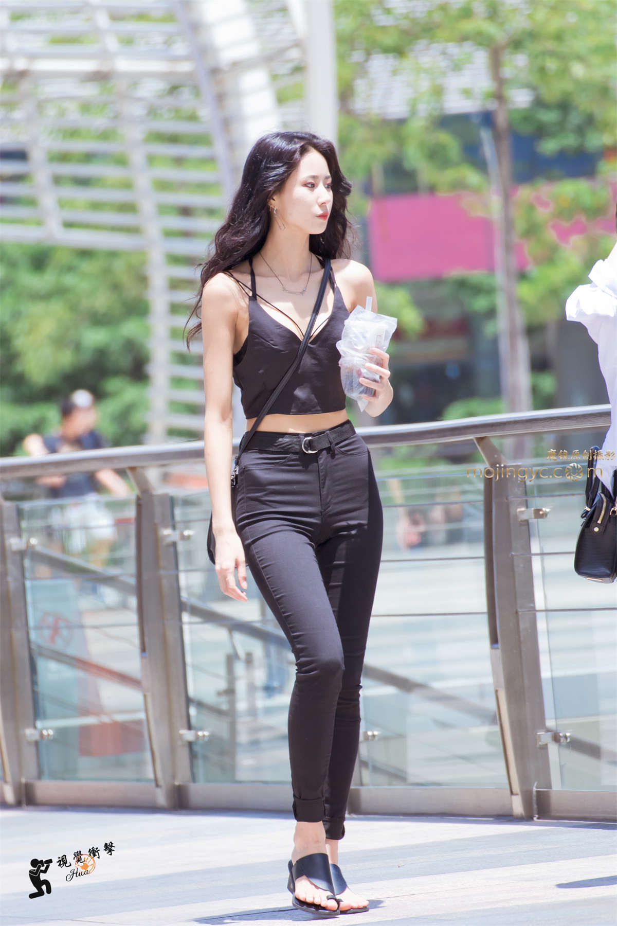 吊带文胸款背心 小蛮腰 身材棒棒哒-日更街拍