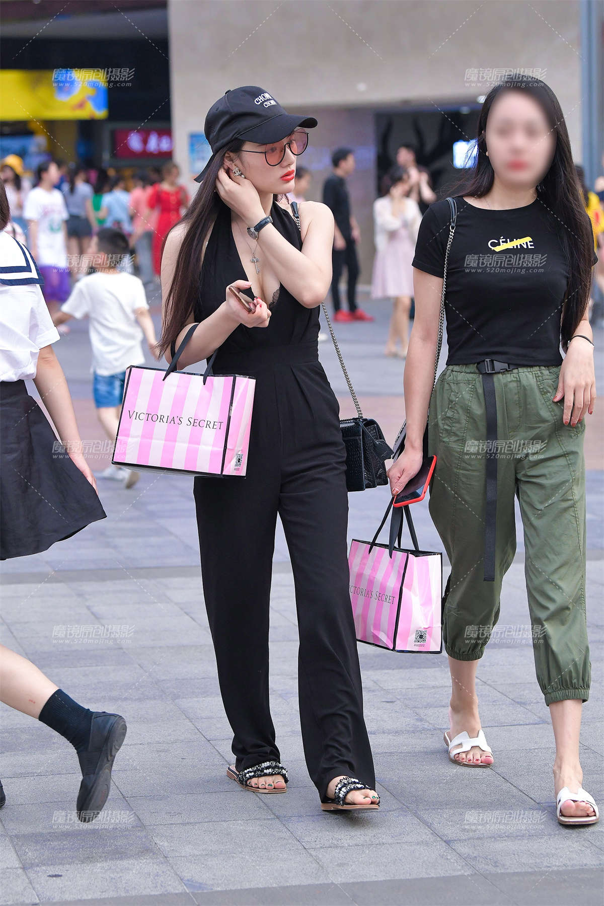 【视觉冲击赛贴】有点害羞de美胸美女-日更街拍