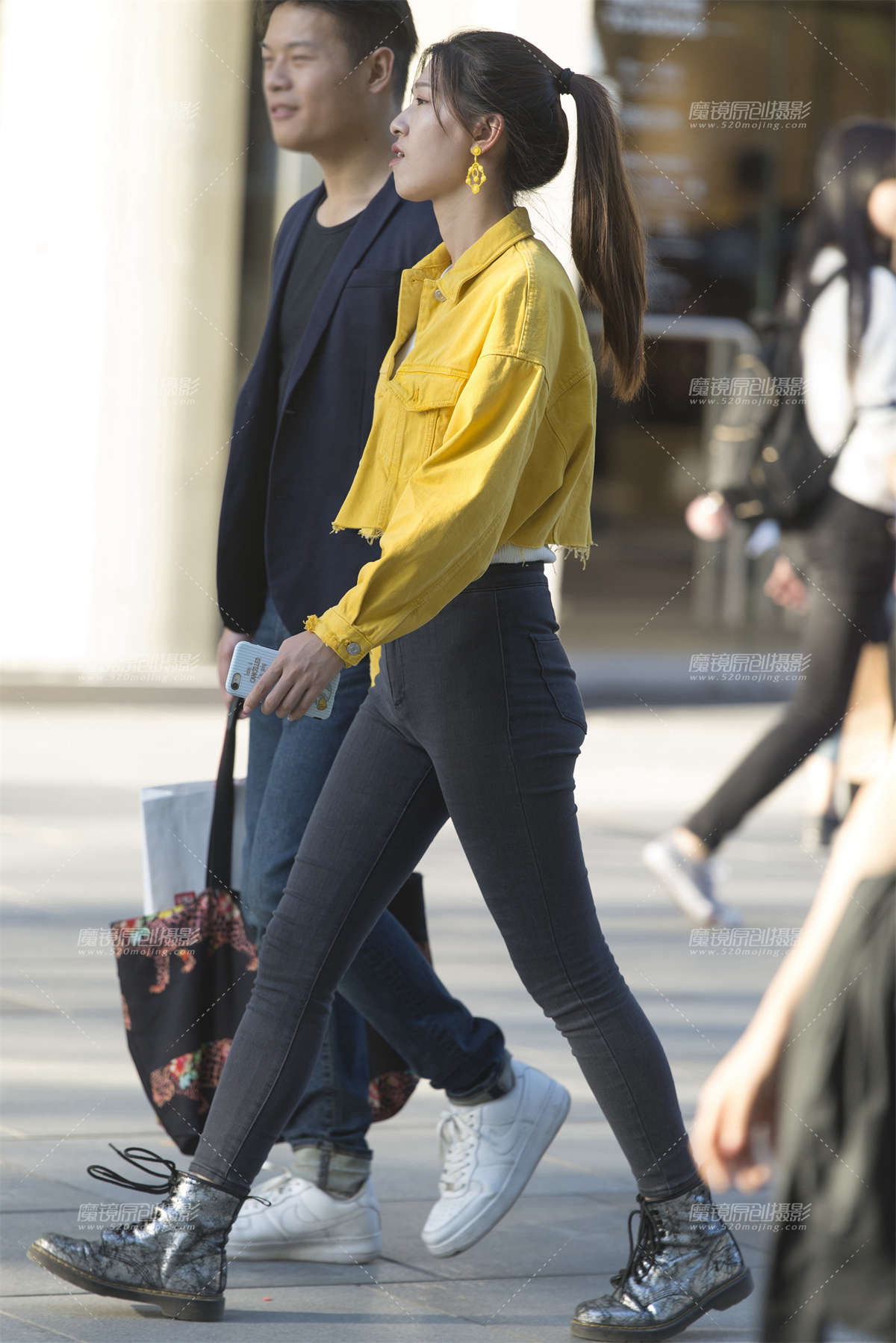 紧身牛仔裤-日更街拍