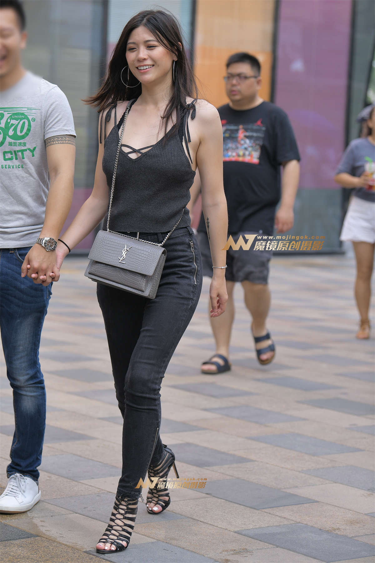 【红石赛帖】这个少妇太酷了-日更街拍