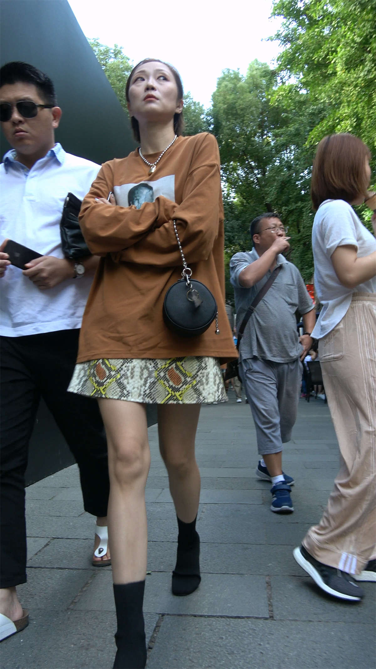 图片[2]-短裙酒窝小美女-日更街拍