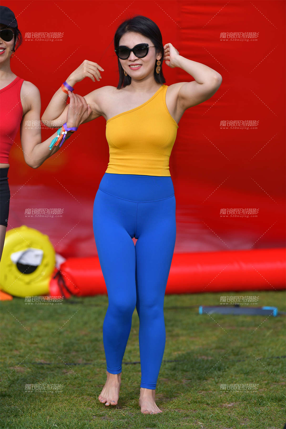 图片[2]-★韵味紧身裤美女-日更街拍