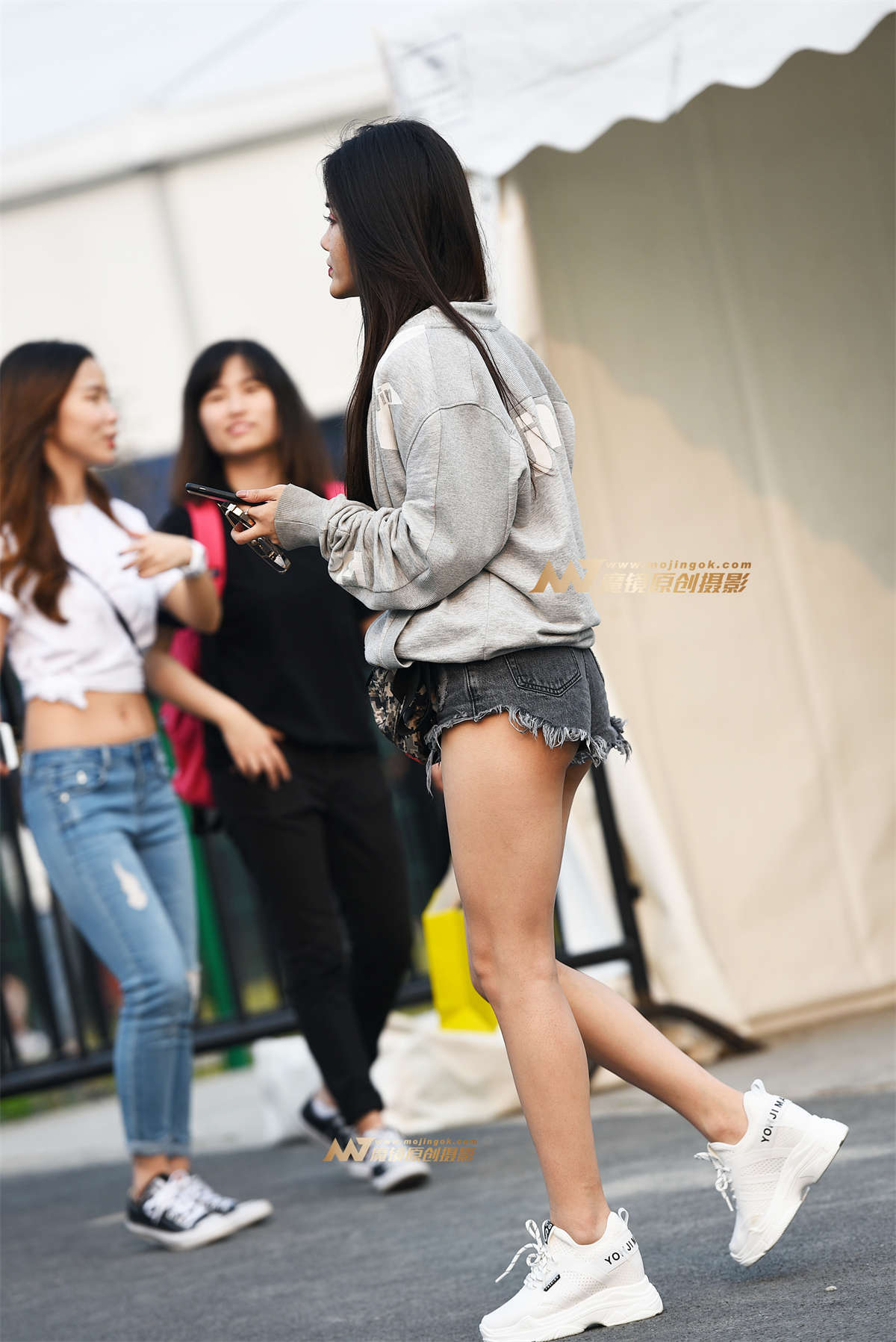 图片[2]-【咔喳赛贴】专注手机的热裤-日更街拍