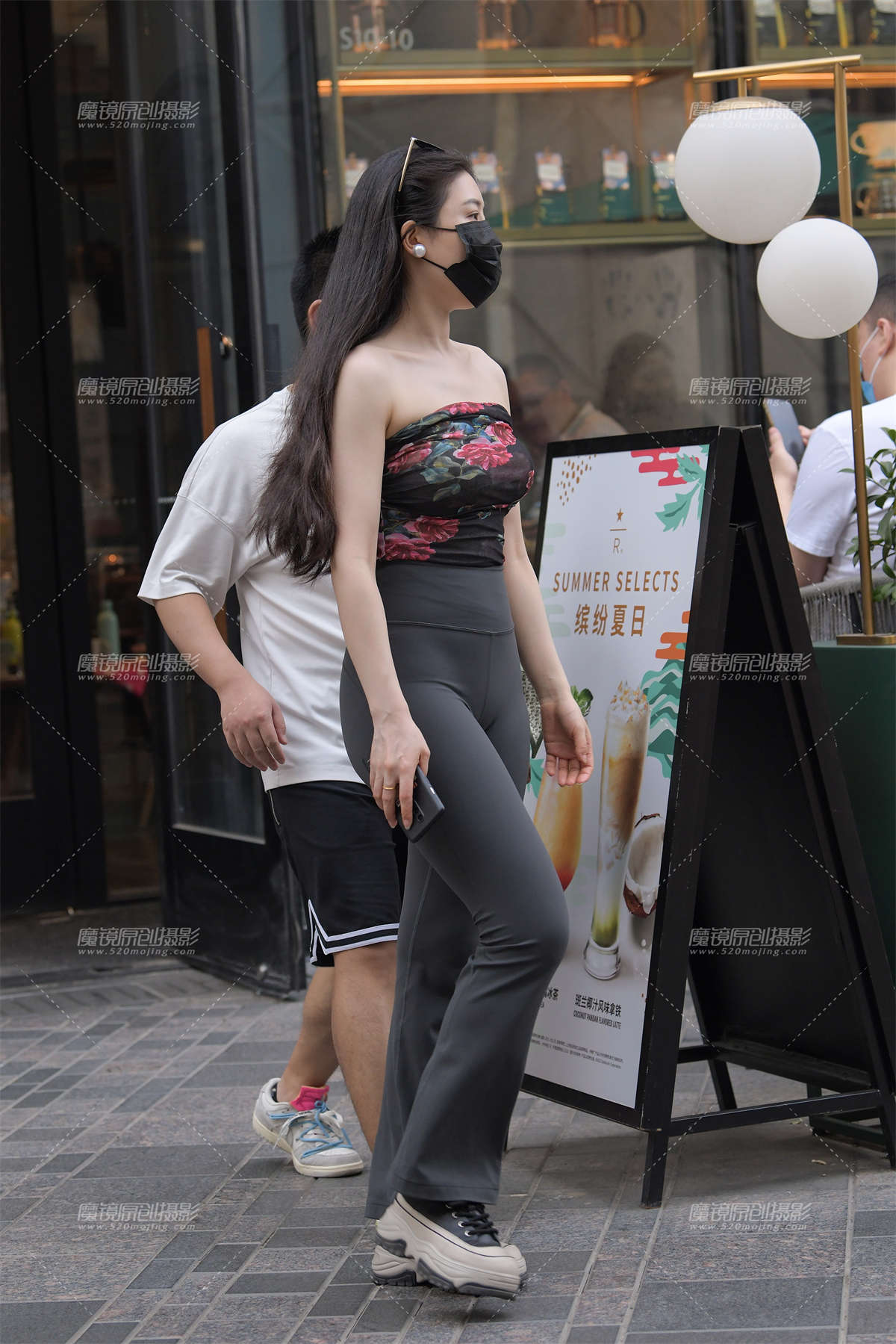 复古玫瑰花抹胸、紧身瑜伽裤美女-日更街拍