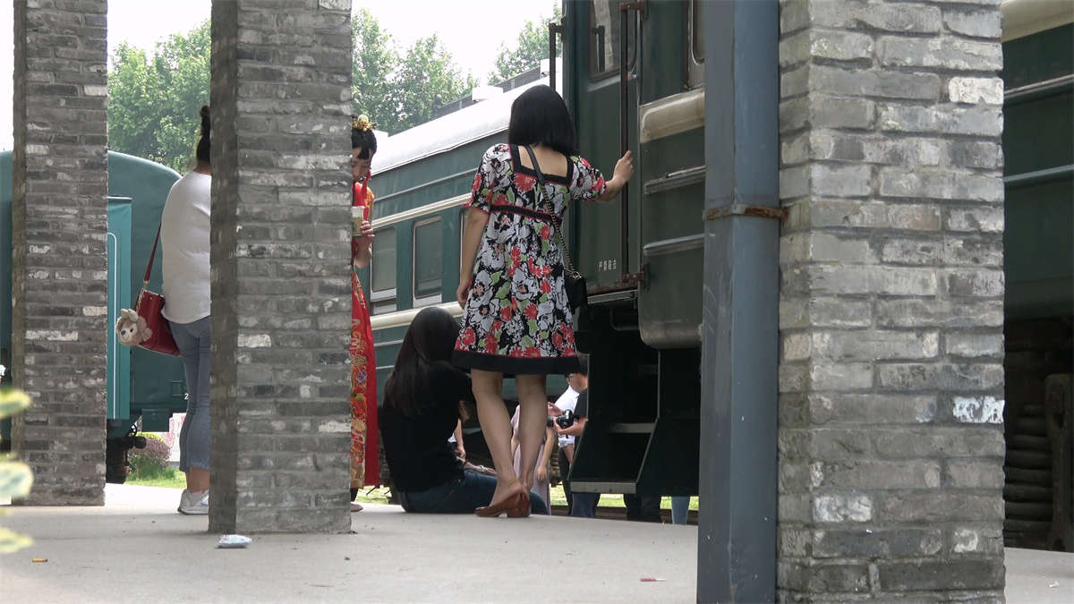 拍摄婚纱照的新娘美足插图1