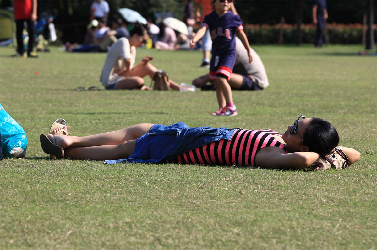 图片[2]-踏青公园街拍系列No.760 时尚女孩平躺草地，性感足弓挑逗游客-日更街拍