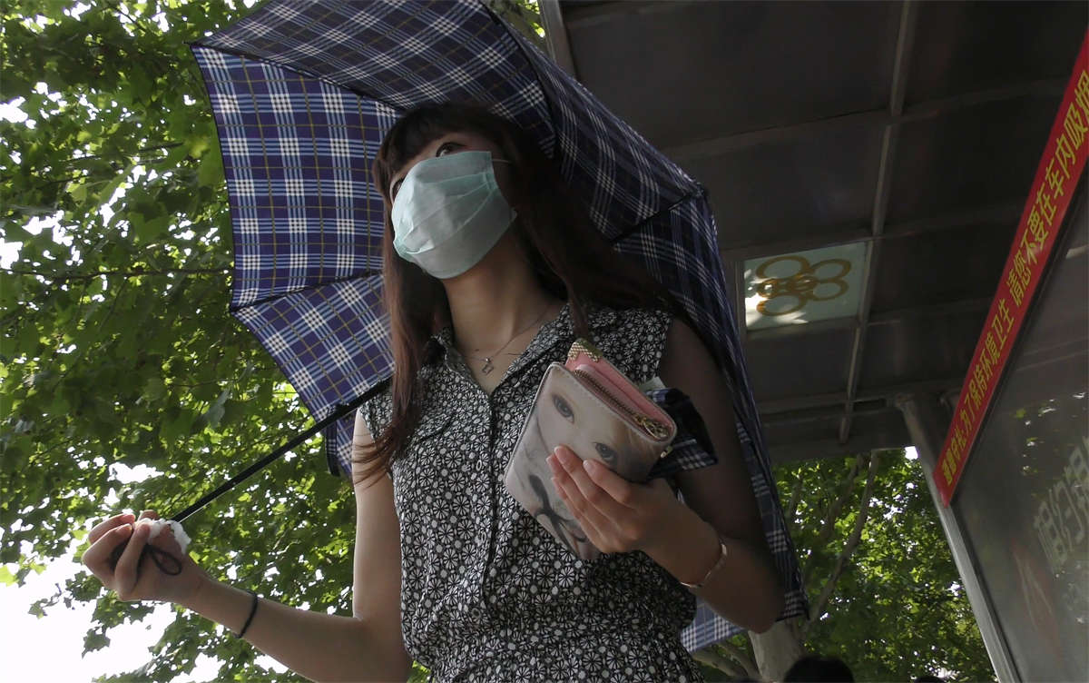 这女孩的打扮略显老气-日更街拍