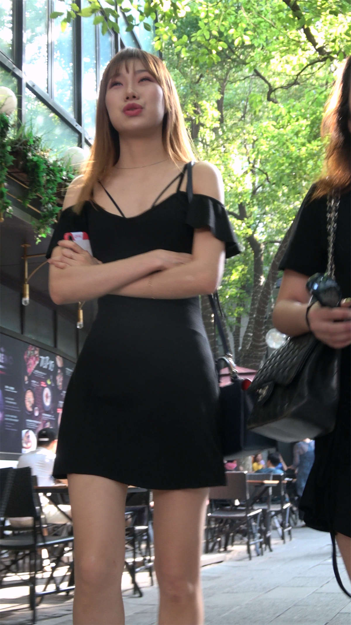 图片[2]-黑色短裙高跟美女-日更街拍