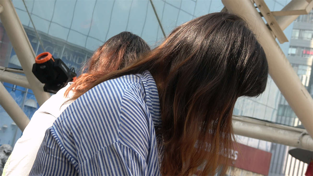 挑鞋的肉丝美脚插图1