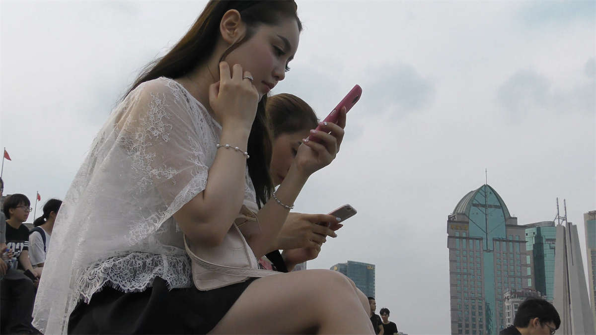 广场边休息的气质美女-日更街拍