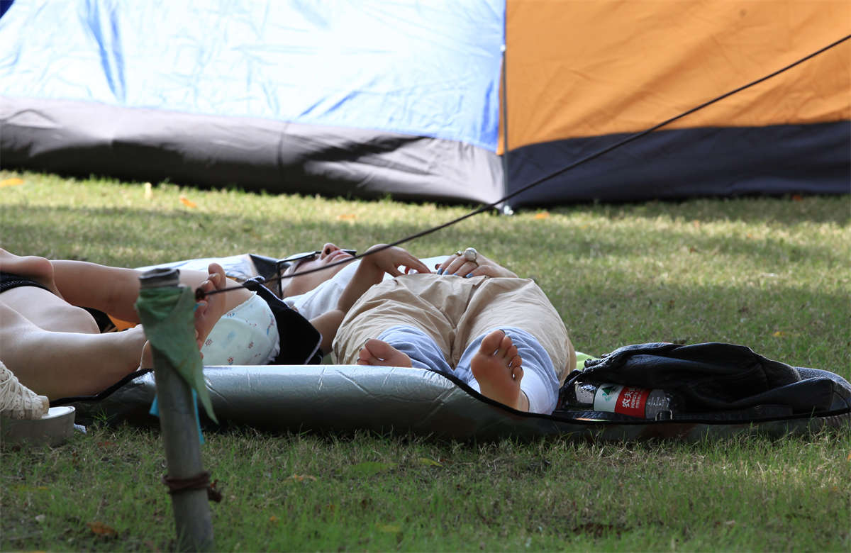 图片[2]-踏青公园街拍系列No.761 时尚少妇平躺草地，艳趾玉足真心好看-日更街拍