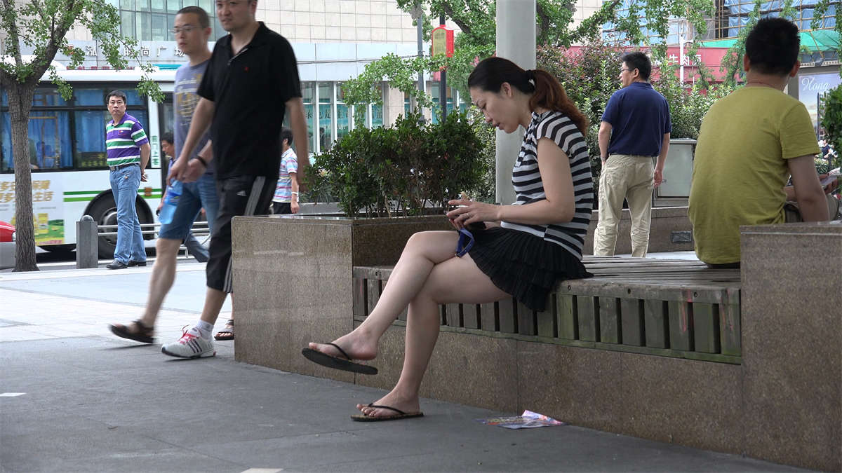 广场边休息的气质少妇-日更街拍